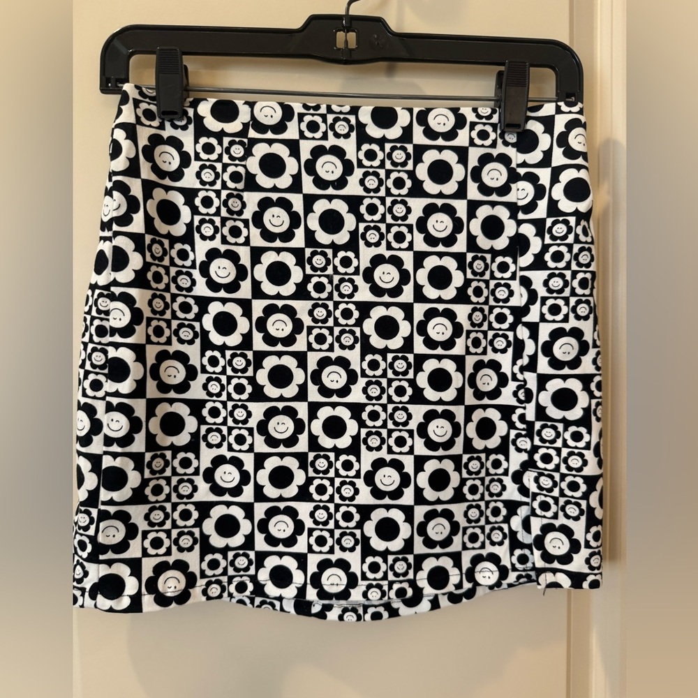 Art Class Black and White Smiley Floral Mini Skirt